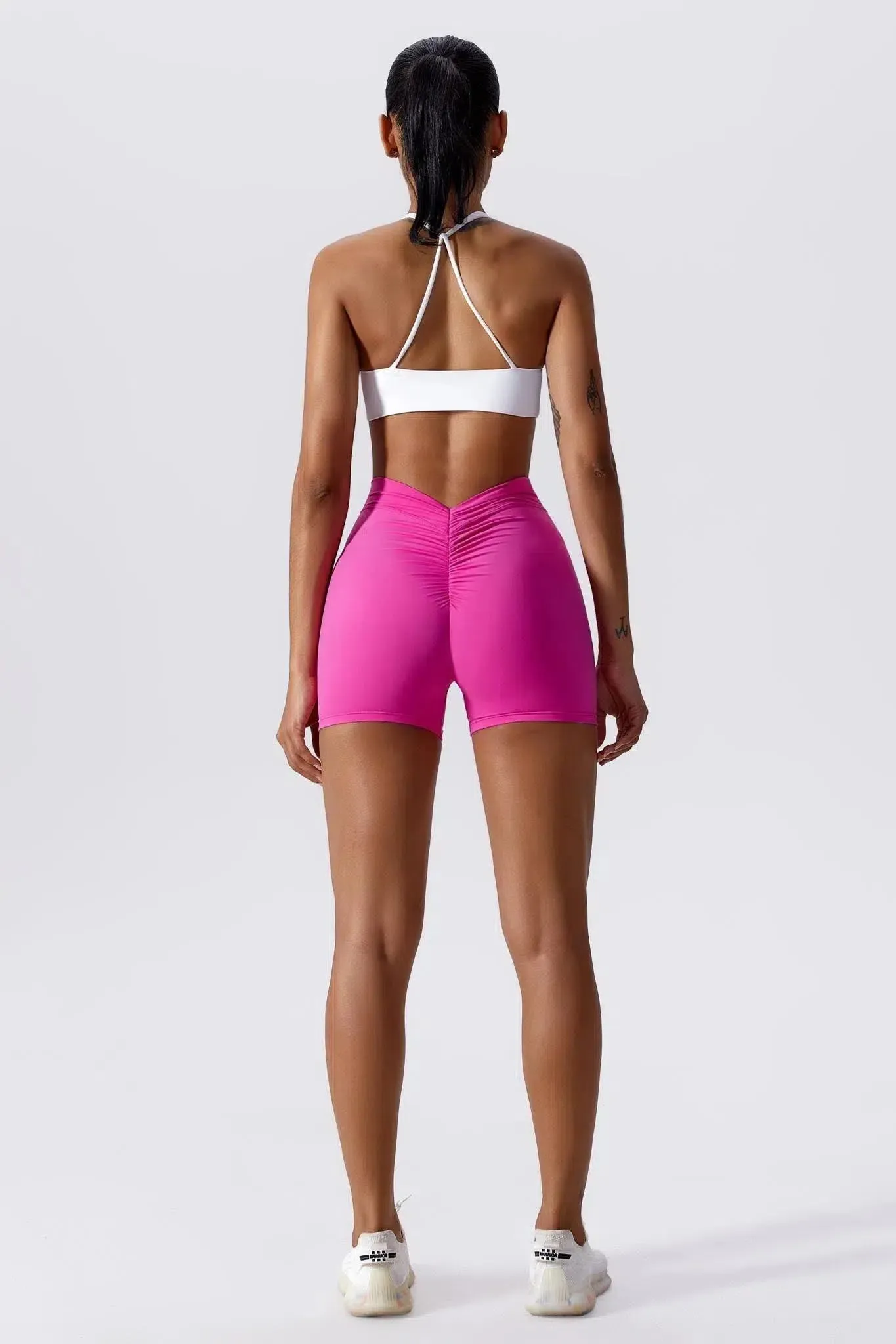 Leira – V-shaped waistband – Activewear shorts